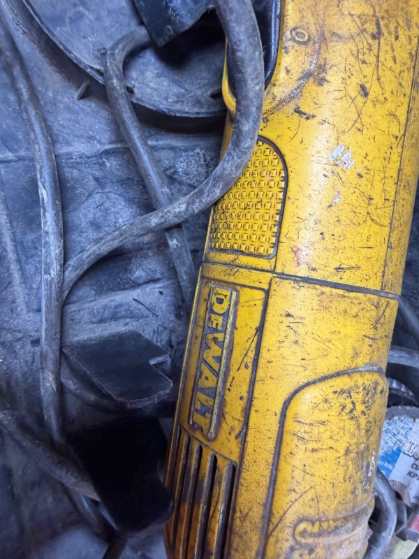 Болгарка Dewalt Не указана