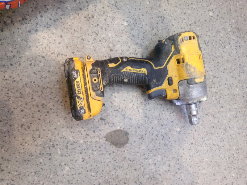 Гайковерт Dewalt dcf860