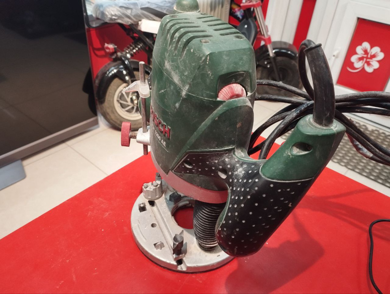 Фрезер Bosch POF 1200 AE